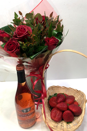 סידור 5 וורדים אדומים מהממים + יין רוזה + סלסלת תותים - Bouquet בוקט פרחים