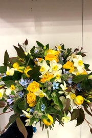 זר לוריות + נרקיסים + טויוטה תכלת - Bouquet בוקט פרחים